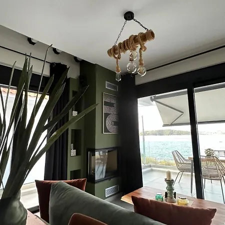 Pasithea Sea Front Apartmán *
